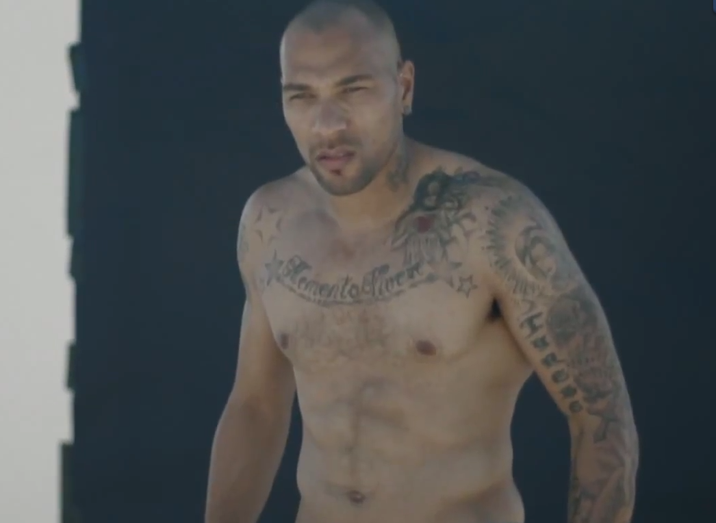 Den gamle playboyen John Carew har ett par sköna gaddningar. Men den absolut finaste sitter under hans vänsteröra. Översatt till svenska lyder den: "Mitt liv, min menstruation." Såatte... Den gamle playboyen John Carew har ett par sköna gaddningar. Men den absolut finaste sitter under hans vänsteröra. Översatt till svenska lyder den: "Mitt liv, min menstruation." Såatte...
